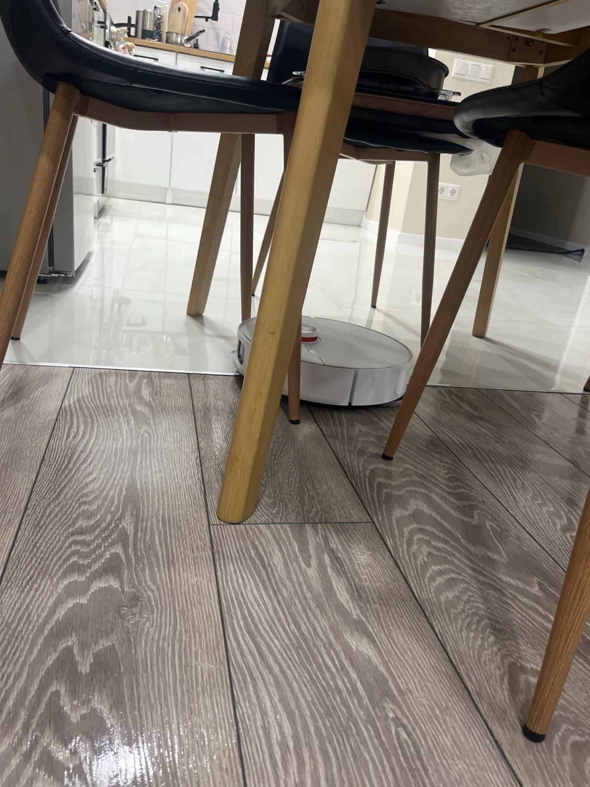 Robot JONR P20 Pro curățând sub masă într-o bucătărie reală — foto client